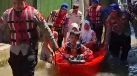 Banjir merendam permukiman warga di Jakarta dengan ketinggian air hingga 130 cm akibat hujan deras dan luapan sungai. (Posnews/Ist)