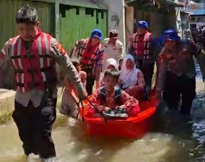 Banjir merendam permukiman warga di Jakarta dengan ketinggian air hingga 130 cm akibat hujan deras dan luapan sungai. (Posnews/Ist)