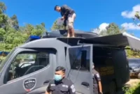 Personel Polri memasang jaringan internet darurat di lokasi terdampak banjir dan longsor Sumatra. (Posnews/Ist)
