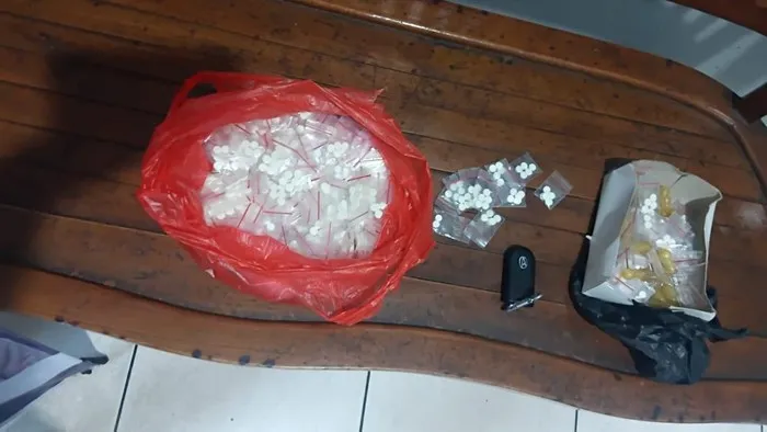 Barang bukti psikotropika diamankan Polisi dari mobil kecelakaan di Tol Cakung Km 63. (Posnews/Ist)
