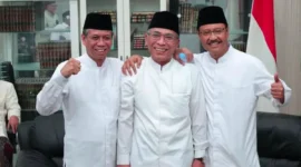 Pertemuan Syuriyah dan Tanfidziyah PBNU di Surabaya diwarnai shalawatan dan makan bersama sebagai simbol rekonsiliasi dan kebersamaan internal Nahdlatul Ulama. (Posnews/Ist)