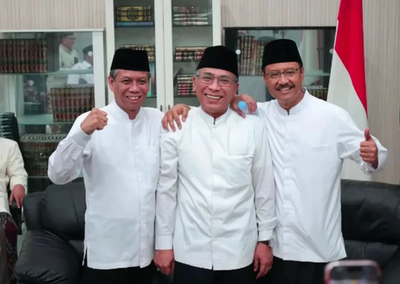 Pertemuan Syuriyah dan Tanfidziyah PBNU di Surabaya diwarnai shalawatan dan makan bersama sebagai simbol rekonsiliasi dan kebersamaan internal Nahdlatul Ulama. (Posnews/Ist)