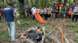 Petugas kepolisian melakukan olah TKP kasus kematian pelajar SMK Lampung. (Posnews/Polres Tulang Bawang)