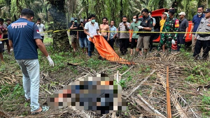 Petugas kepolisian melakukan olah TKP kasus kematian pelajar SMK Lampung. (Posnews/Polres Tulang Bawang)