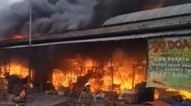 Api dan asap hitam membumbung saat kebakaran melanda Blok C2 Pasar Induk Kramat Jati, Jakarta Timur, Senin (15/12/2025).(Posnews/Ist)