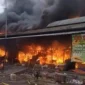 Api dan asap hitam membumbung saat kebakaran melanda Blok C2 Pasar Induk Kramat Jati, Jakarta Timur, Senin (15/12/2025).(Posnews/Ist)