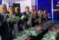 Petugas BNN memusnahkan barang bukti narkotika berupa sabu, ganja, dan ekstasi hasil pengungkapan jaringan narkoba lintas daerah di Tanjung Priok Jakarta Utara. (Posnews/Ist)