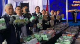 Petugas BNN memusnahkan barang bukti narkotika berupa sabu, ganja, dan ekstasi hasil pengungkapan jaringan narkoba lintas daerah di Tanjung Priok Jakarta Utara. (Posnews/Ist)