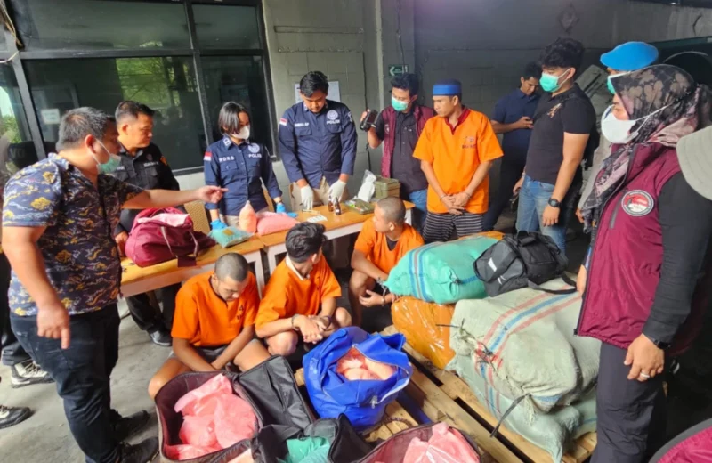 Petugas Bareskrim Polri memusnahkan barang bukti narkoba jenis ganja, sabu, dan ekstasi menggunakan mesin insinerator di PT WASTEC Cilegon, Banten. (Posnews/Ist)