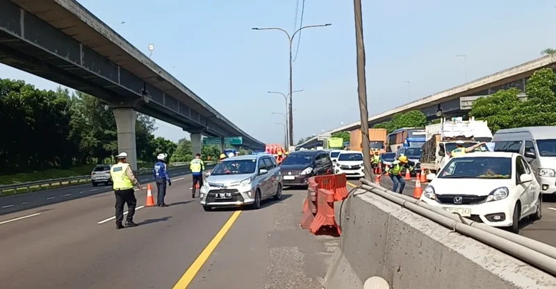 Ilustrasi, kepadatan kendaraan di Tol Jakarta-Cikampek saat contraflow diberlakukan KM 47 hingga KM 65 arah Cikampek pada libur May Day 2026. (Posnews/Jasa Marga)