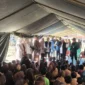 Petugas Kemendikdasmen menyiapkan tenda darurat sebagai kelas sementara bagi sekolah terdampak bencana di Sumatera. (Posnews/Kemendikdasmen)