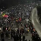 Petugas kepolisian menutup arus lalu lintas di Jalan Sudirman–Thamrin saat penerapan car free night Tahun Baru 2026 di Jakarta. (Posnews/Net)