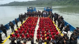 Petugas Ditjen Pemasyarakatan mengawal ketat pemindahan narapidana high risk ke Lapas Nusakambangan demi menjaga keamanan dan ketertiban lapas. (Posnews/Ist)