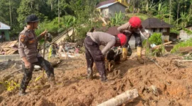 Petugas SAR mengevakuasi korban banjir bandang dan tanah longsor di wilayah Sumatera pascabencana. (Posnews/Ist)