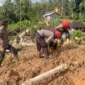 Petugas SAR mengevakuasi korban banjir bandang dan tanah longsor di wilayah Sumatera pascabencana. (Posnews/Ist)