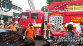 Petugas damkar menembakkan air ke gedung terbakar di Cempaka Baru, Kemayoran, Jakarta Pusat. (Posnews/BPBD DKI)