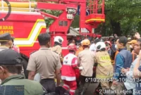 Petugas damkar menyisir ruko Terra Drone yang hangus terbakar di Cempaka Baru, Kemayoran, Jakarta Pusat. (Posnews/BPBD DKI)