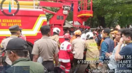 Petugas damkar menyisir ruko Terra Drone yang hangus terbakar di Cempaka Baru, Kemayoran, Jakarta Pusat. (Posnews/BPBD DKI)

