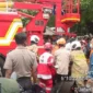 Petugas damkar menyisir ruko Terra Drone yang hangus terbakar di Cempaka Baru, Kemayoran, Jakarta Pusat. (Posnews/BPBD DKI)

