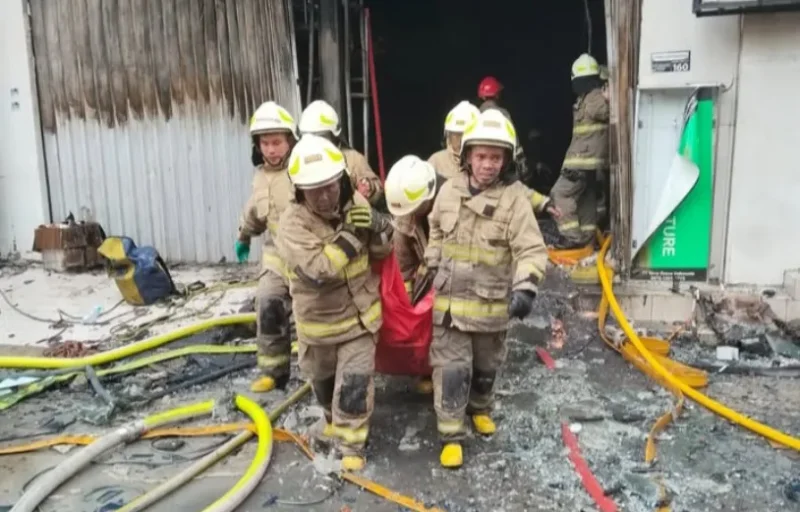 Petugas damkar mengevakuasi koran dari dalam gedung Terra Drone di Cempaka Baru, Jakarta Pusat,(Posnews/Instagram)