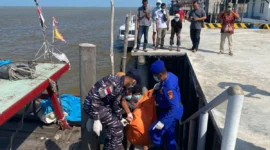 Petugas mengevakuasi jenazah yang ditemukan mengapung di Perairan Rohil, Riau. (Posnews/Ist)