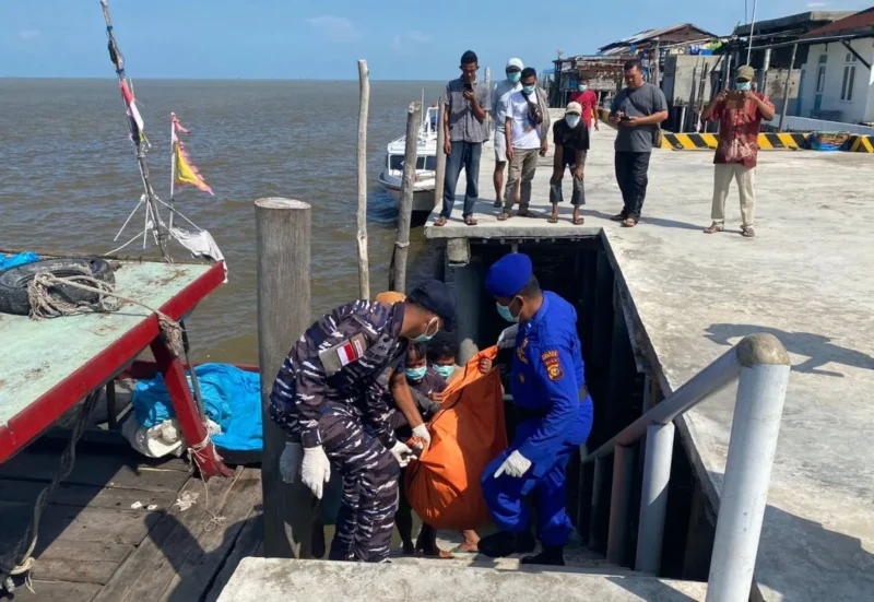 Petugas mengevakuasi jenazah yang ditemukan mengapung di Perairan Rohil, Riau. (Posnews/Ist)