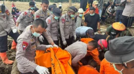 Petugas BNPB menyalurkan bantuan logistik kepada pengungsi korban bencana di wilayah Aceh dan Sumatera, Sabtu (24/1/2026).
(Posnews/Ist)