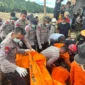 Petugas BNPB menyalurkan bantuan logistik kepada pengungsi korban bencana di wilayah Aceh dan Sumatera, Sabtu (24/1/2026).
(Posnews/Ist)
