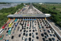 Petugas Jasa Marga mengoperasikan 37 gardu tol di Gerbang Tol Cikampek Utama untuk mengurai kepadatan arus lalu lintas selama libur Natal 2025 dan Tahun Baru 2026. (Posnews/Jasa Marga)