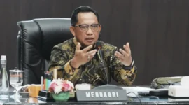 Mendagri Tito Karnavian saat rapat koordinasi pemulihan pascabencana Sumatra membahas penambahan 5.000 personel BKO TNI dan Polri. (Posnews/Kemendagri)