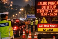 Petugas polisi menutup jalur menuju Kawasan Puncak di Tugu Lampu Gentur Cianjur saat malam pergantian Tahun Baru 2026 untuk mengantisipasi kemacetan. (Posnews/Humas Polda Jabar)