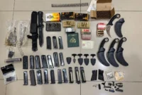 Polisi Polda Metro Jaya menunjukkan barang bukti ratusan amunisi ilegal berbagai kaliber hasil penangkapan tersangka OA di Jakarta Barat. (Posnews/Ist)