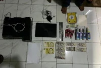 Uang palsu USD dan SGD hasil penggerebekan Polda Metro Jaya. (Posnews/Ist)