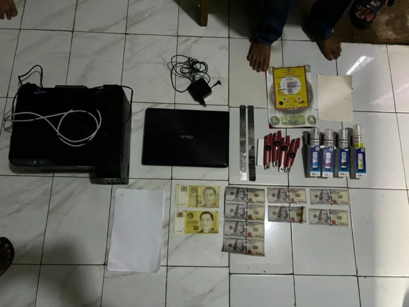 Uang palsu USD dan SGD hasil penggerebekan Polda Metro Jaya. (Posnews/Ist)