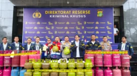 Polisi Polda Metro Jaya menggerebek gudang gas oplosan elpiji 3 kg di Jakarta Timur dan Depok
