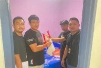 Polisi Polres Metro Tangerang Kota menunjukkan barang bukti 30.000 benih bening lobster ilegal yang diamankan dari dua pelaku di kawasan Jurumudi, Kota Tangerang. (Posnews/Ist)