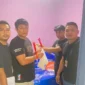 Polisi Polres Metro Tangerang Kota menunjukkan barang bukti 30.000 benih bening lobster ilegal yang diamankan dari dua pelaku di kawasan Jurumudi, Kota Tangerang. (Posnews/Ist)