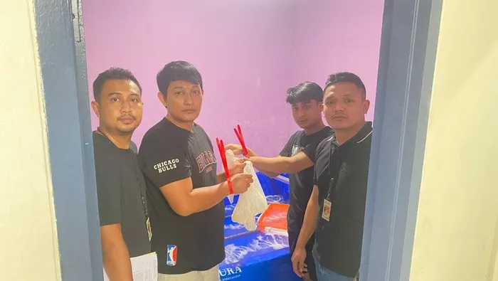 Polisi Polres Metro Tangerang Kota menunjukkan barang bukti 30.000 benih bening lobster ilegal yang diamankan dari dua pelaku di kawasan Jurumudi, Kota Tangerang. (Posnews/Ist)