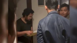 Polisi menggiring Dirut Terra Drone MW usai ditangkap di apartemen mewah Setiabudi. (Posnews/Ist)