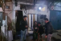 Petugas saat mengamankan begal bercelurit di rumahnya di Kawasan Kampung Muka, Angke, Penjaringan, Jakarta Utara. (Posnews/Ist)
