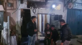 Petugas saat mengamankan begal bercelurit di rumahnya di Kawasan Kampung Muka, Angke, Penjaringan, Jakarta Utara. (Posnews/Ist)
