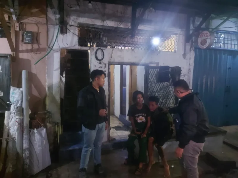 Petugas saat mengamankan begal bercelurit di rumahnya di Kawasan Kampung Muka, Angke, Penjaringan, Jakarta Utara. (Posnews/Ist)
