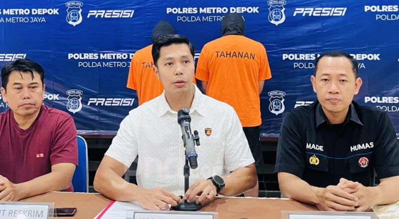Polres Metro Depok menunjukkan dua tersangka debt collector atau mata elang yang ditangkap usai menganiaya warga di Jalan Juanda, Depok. (Posnews/Humas)
