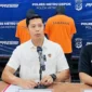 Polres Metro Depok menunjukkan dua tersangka debt collector atau mata elang yang ditangkap usai menganiaya warga di Jalan Juanda, Depok. (Posnews/Humas)
