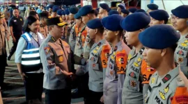 Asisten Utama Kapolri Bidang Operasi, Komjen Pol Mohammad Fadil Imran, bersama Direktur Utama Pelni Tri Andayani, meninjau langsung kesiapan pasukan, kendaraan, dan logistik di dalam KM EGON sebelum kapal bertolak dari Tanjung Priok. (Posnews/MR)
