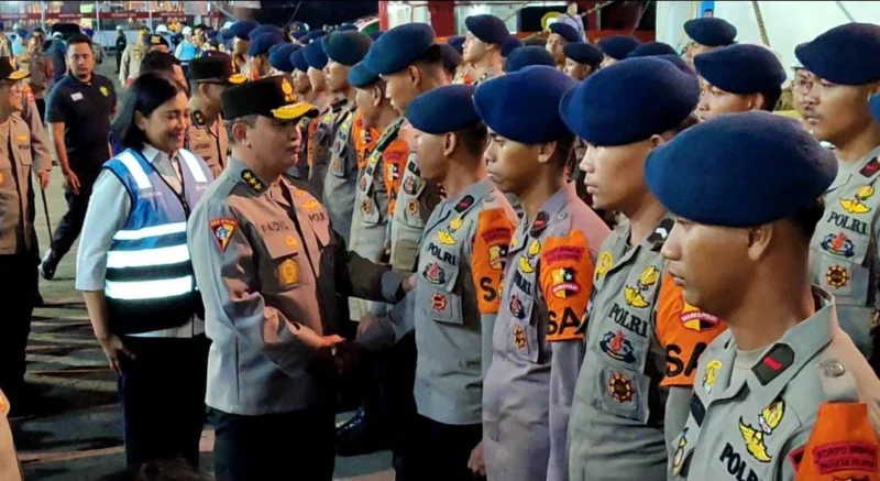Asisten Utama Kapolri Bidang Operasi, Komjen Pol Mohammad Fadil Imran, bersama Direktur Utama Pelni Tri Andayani, meninjau langsung kesiapan pasukan, kendaraan, dan logistik di dalam KM EGON sebelum kapal bertolak dari Tanjung Priok. (Posnews/MR)
