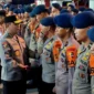 Asisten Utama Kapolri Bidang Operasi, Komjen Pol Mohammad Fadil Imran, bersama Direktur Utama Pelni Tri Andayani, meninjau langsung kesiapan pasukan, kendaraan, dan logistik di dalam KM EGON sebelum kapal bertolak dari Tanjung Priok. (Posnews/MR)
