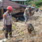 Tim SAR menyisir puing dan lumpur di lokasi banjir bandang Sumatera. (Posnews/Ist)