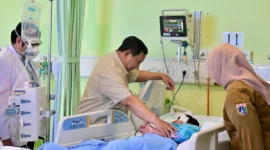 Presiden Prabowo Subianto menjenguk korban kecelakaan mobil Makan Bergizi Gratis di RSUD Koja, Jakarta Utara. (Posnews/Setpres)