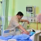 Presiden Prabowo Subianto menjenguk korban kecelakaan mobil Makan Bergizi Gratis di RSUD Koja, Jakarta Utara. (Posnews/Setpres)